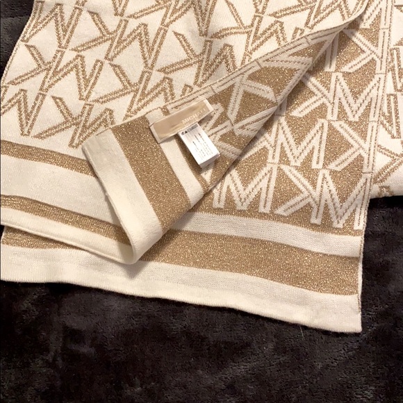 Michael Kors scarf and hat - Picture 3 of 3